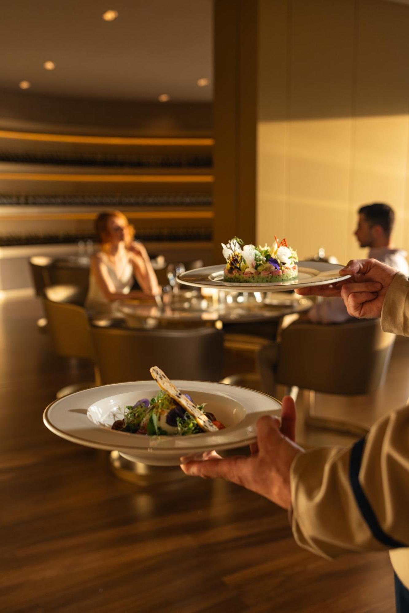 圣纳帕 Amarande (Adults Only)酒店 外观 照片 A waiter serving food